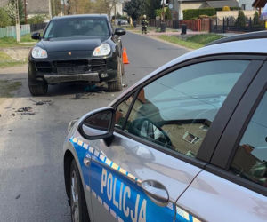 Motocyklista zderzył się z Porsche Cayenne 