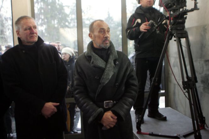Pogrzeb Adama Hanuszkiewicza. Waldemar Kownacki i Krzysztof Wakuliński