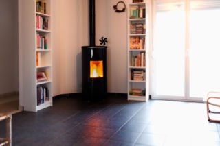 Kominek i koza na pellet - czy warto kupić? Czy kominek na pellet ogrzeje dom lub mieszkanie podczas mrozu?