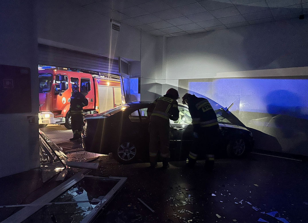 16-latek wjechał BMW prosto w witrynę sklepową. Szok w Toruniu