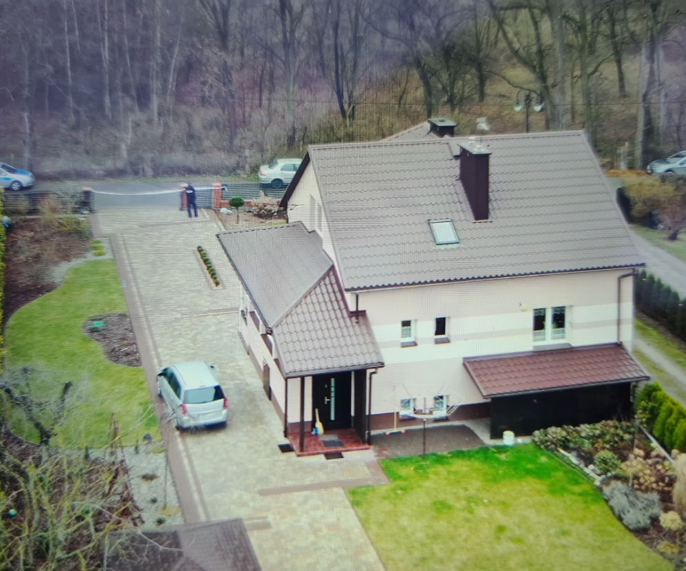 Kopki. W tym domu rozegrał się HORROR. Nie żyje Magdalena i dwójka jej dzieci [ZDJĘCIA]