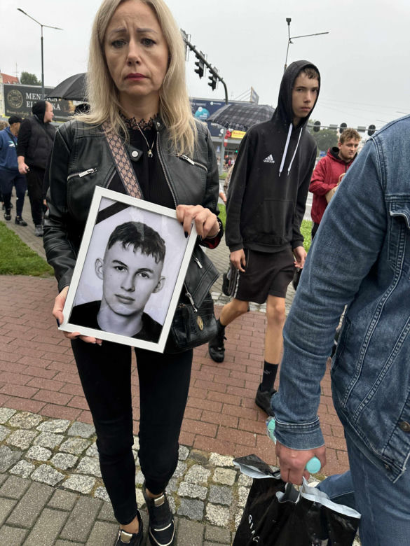 Setki osób upamiętniły Oliwiera. 20-latek zmarł po interwencji policji. "Zabili go jak zwierzę"