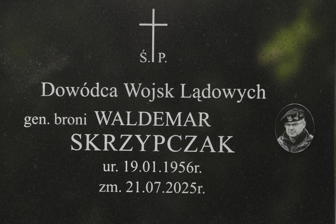 Grób gen. Skrzypczaka w pierwszą rocznicę śmierci