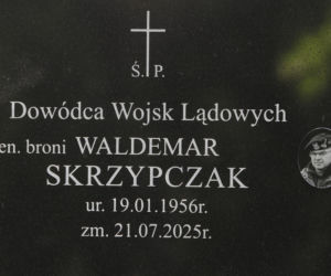 Grób gen. Skrzypczaka w pierwszą rocznicę śmierci
