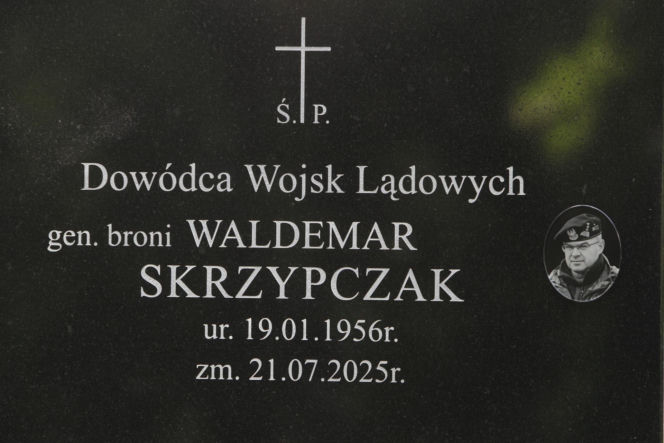 Grób gen. Skrzypczaka w pierwszą rocznicę śmierci