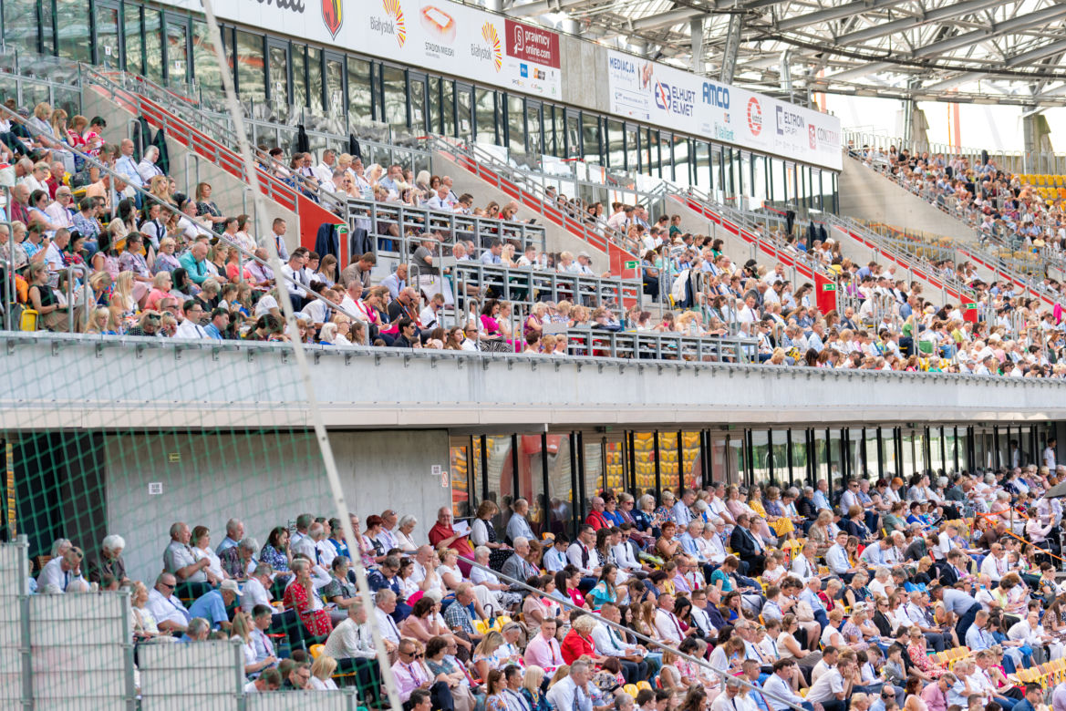 Białystok. Kongres Świadków Jehowy zgromadził tłumy na Stadionie Miejskim