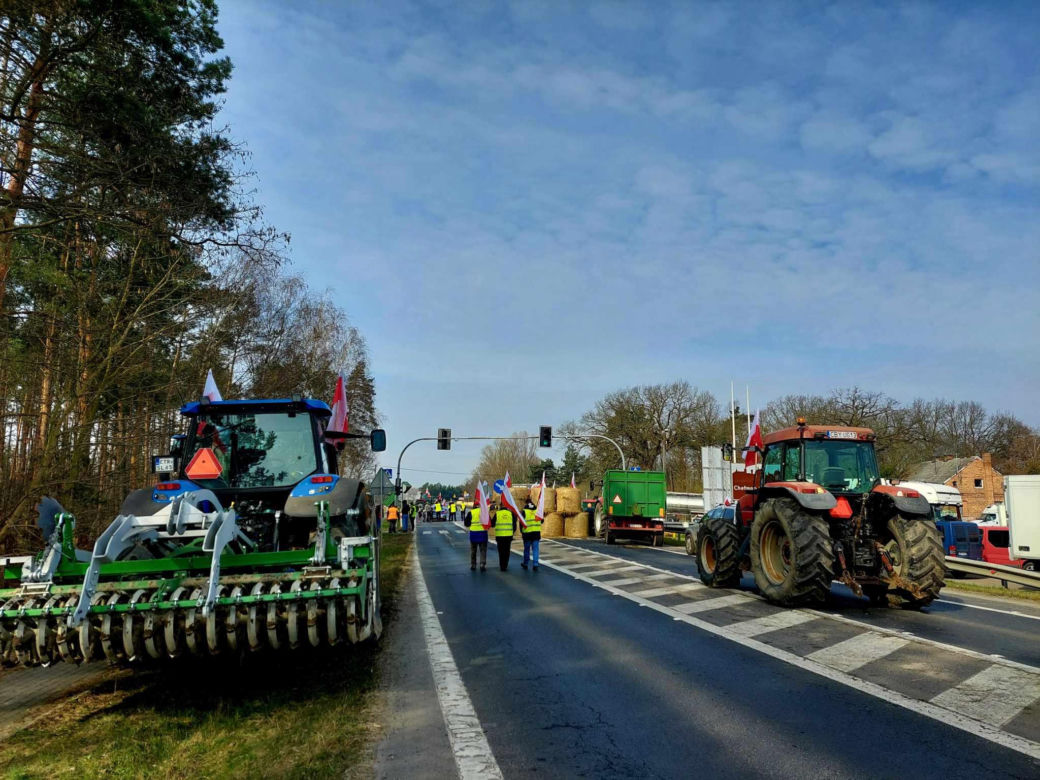 Totalna blokada DK 80 pod Bydgoszczą. Duże utrudnienia dla kierowców. Rolnicy ustawili barykadę, palą drewno, organizują pogrzeb [ZDJĘCIA]