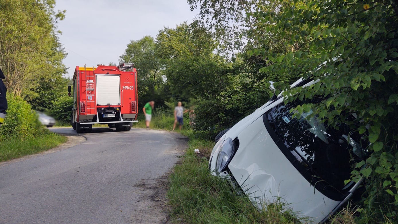 Osobówka z trójką pasażerów nie zmieściła się na wąskiej drodze. Wylądowała w rowie