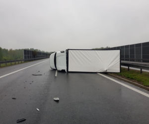 Kolizja na tarnowskim odcinku autostrady. Porsche nie dało rady ciężarówce
