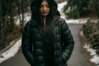 Omijasz puchowe płaszcze szerokim łukiem? Sprawdź, jak nosić je tak, żeby nie dodawały kilogramów 