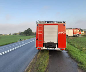 Poranny wypadek pod Bydgoszczą! Auto wpadło w poślizg i spadło ze skarpy!