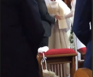 M jak miłość na planie. Franka (Dominika Kachlik), Paweł (Rafał Mroczek), ksiądz proboszcz (Maciej Damięcki)