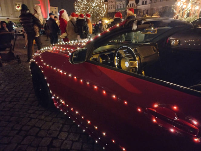 Świąteczny Zlot Amerykańskich Samochodów na Rynku w Lesznie