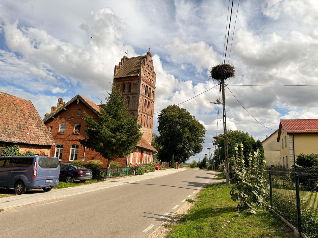 Orły plądrują wieś z jej skarbów. Żarłoczne ptaki nie mają litośc