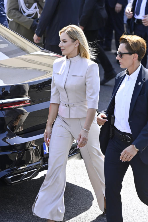 Marta Nawrocka w garniturach