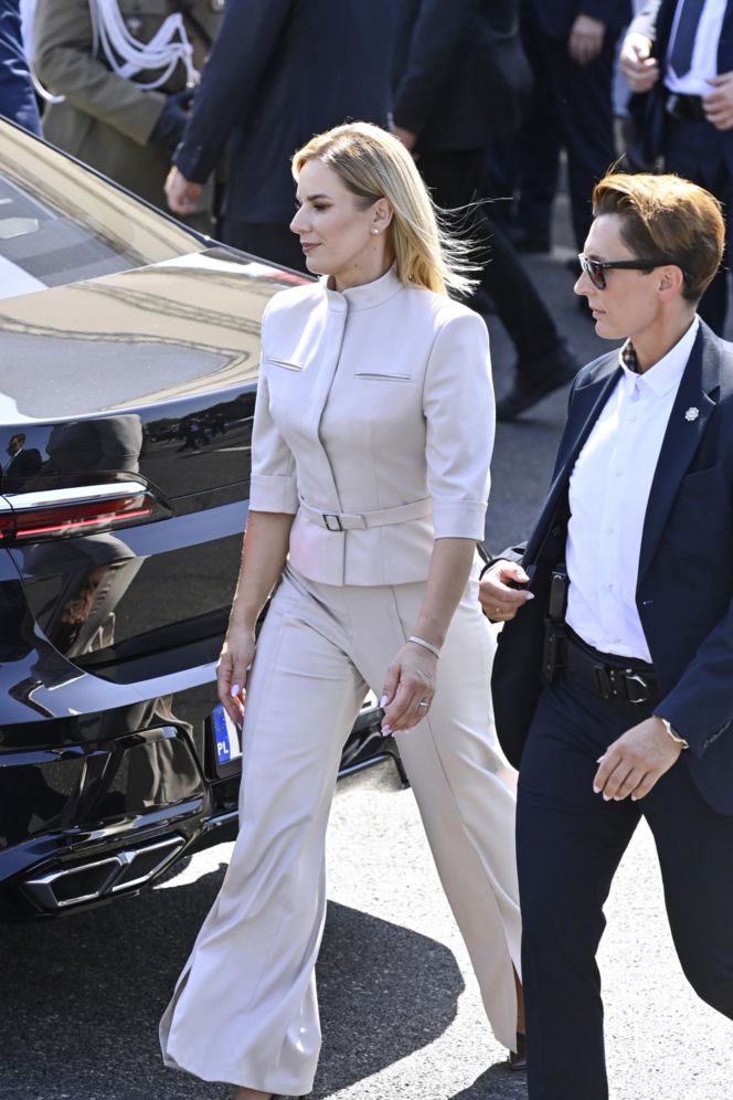 Marta Nawrocka w garniturach