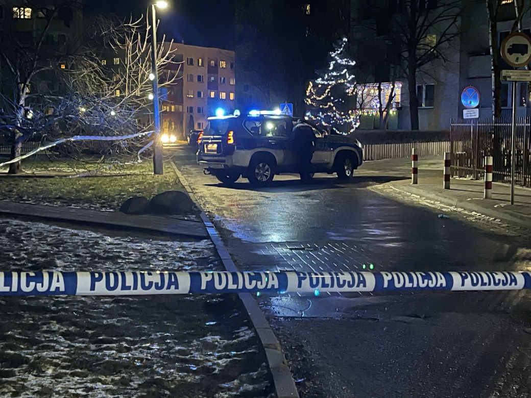 Policja oznakowała teren krwawej jatki przy bloku