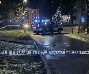 Krwawa jatka na Bemowie. Biegł ulicą z poderżniętym gardłem