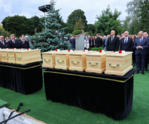 Szok po tragedii w Łodzi. Dziesięć malutkich trumienek na pogrzebie. Tego widoku nie da się wyrzucić z głowy