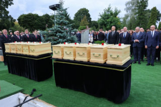 Szok po tragedii w Łodzi. Dziesięć malutkich trumienek na pogrzebie. Tego widoku nie da się wyrzucić z głowy