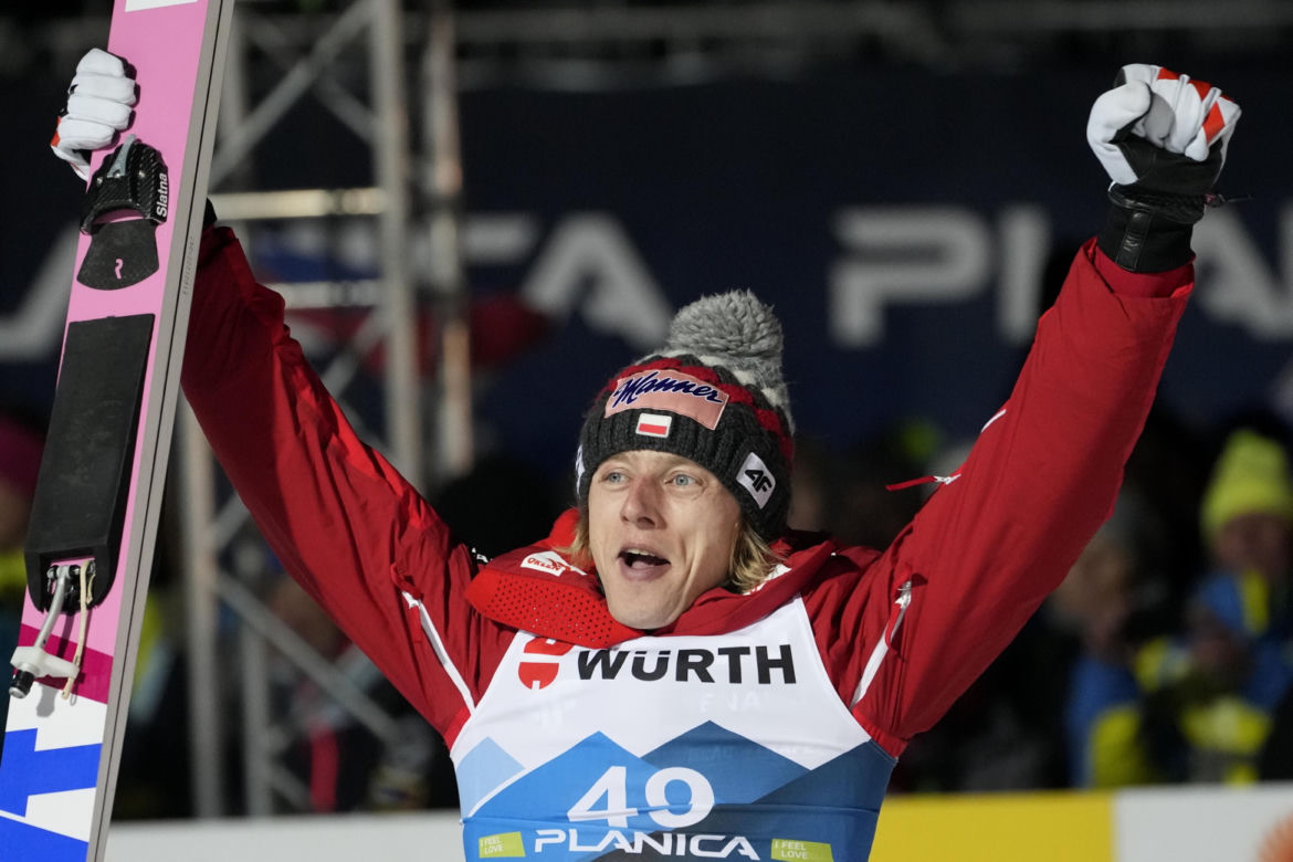 Wielka chwila Dawida Kubackiego! Polak odebrał brązowy medal mistrzostw świata.