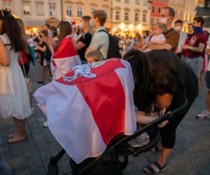 Manifestacja Białorusinów na rynku w Krakowie. Precz z Łukaszenką!