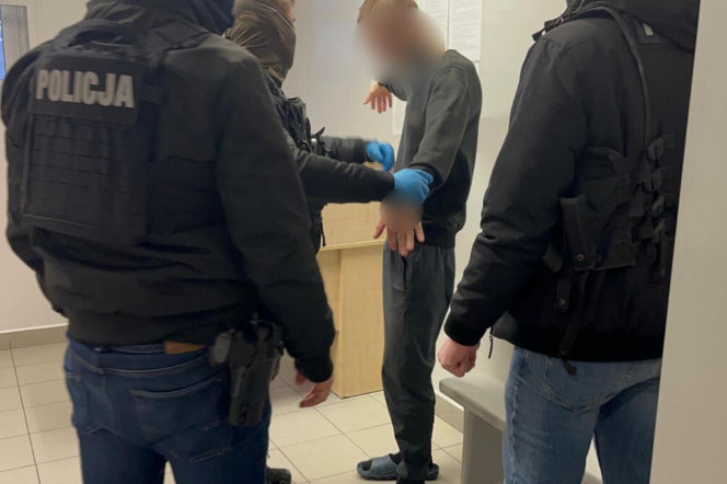 Ukradł puszkę WOŚP, a później rzucił się z nożem na policjantów