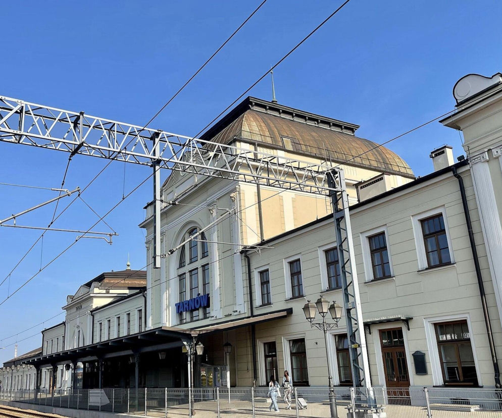 Dworzec PKP w Tarnowie. O wypadku kobiety pod pociągiem przeczytasz na Eska Tarnów.
