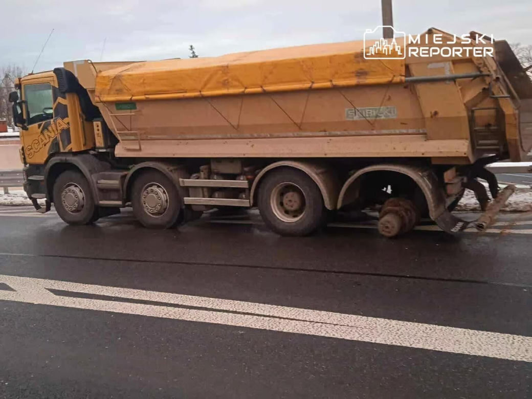 Demolka kołem z ciężarówki. Rozbita toyota i mercedes w Markach