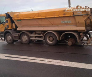 Demolka kołem z ciężarówki. Rozbita toyota i mercedes w Markach