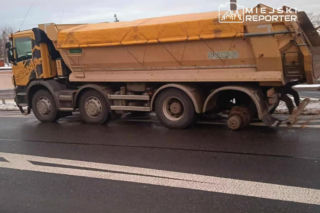 Demolka kołem z ciężarówki. Rozbita toyota i mercedes w Markach