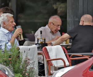 Premier Jerzy Buzek chłodzi się piwkiem