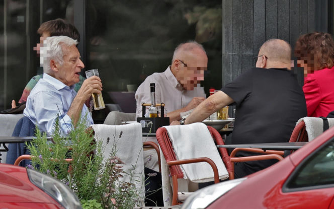Premier Jerzy Buzek chłodzi się piwkiem