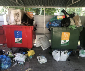 Zostawili nas z górą śmieci