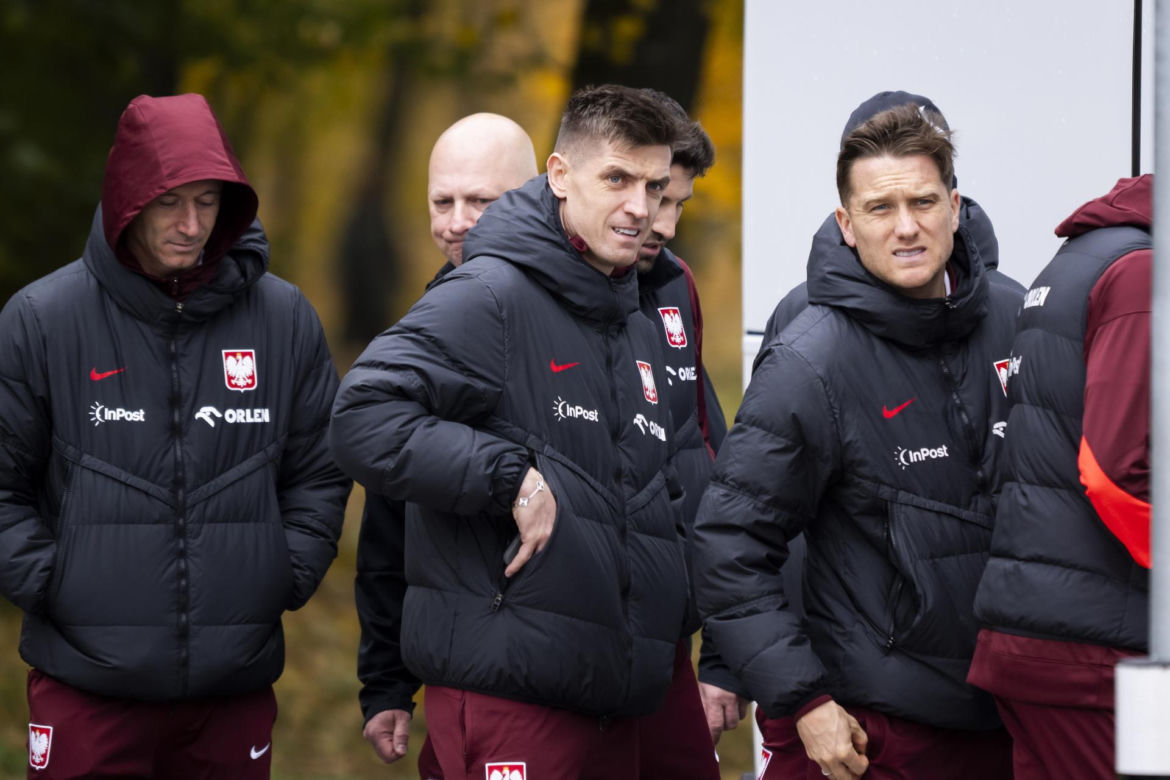 Reprezentacja zmokła na spacerze. Lewandowski się krył przed deszczem