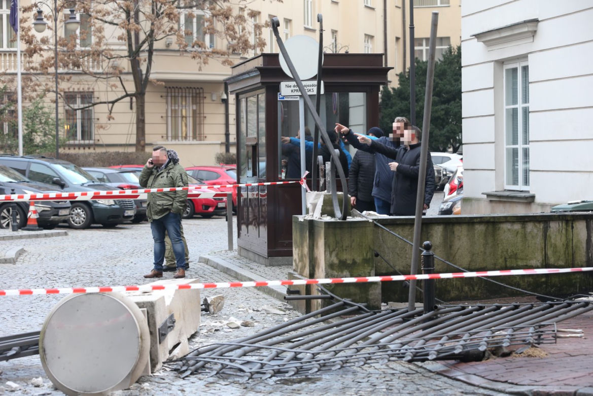 Ciężarówka zniszczyła zabytkową bramę wjazdową na teren Kancelarii Prezydenta