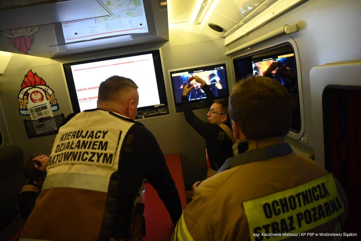 Potężny pożar fabryki drutu w Gliwicach. Strażacy dogaszają pogorzelisko