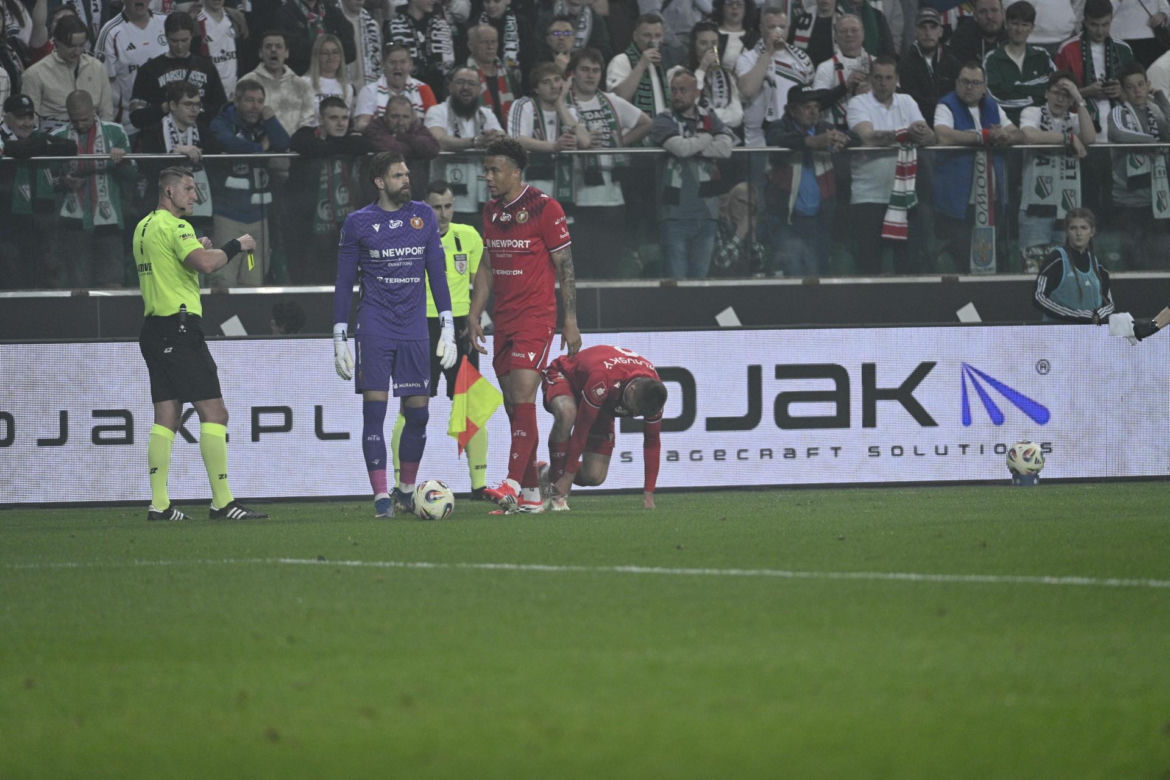 Kibice nie zawiedli podczas meczu Legia - Widzew. Efektowne zdjęcia z trybun