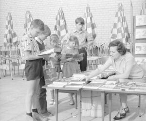 Iluzjoniści, gra w klasy i wielki festyn - zobacz, jak kiedyś obchodzono Dzień Dziecka! [GALERIA]