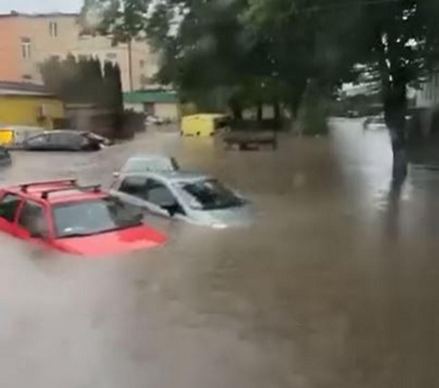 Powódź w Bielsku-Białej. Ulice zamienił się w rzeki. Zalane auta i posesje 