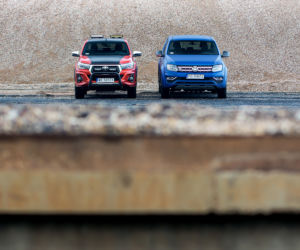 Volkswagen Amarok V6 3.0 TDI 258 KM 4Motion DSG8 Aventura vs. Toyota Hilux 2.4 D-4D 150 KM 4x4 AT6 Selection 50