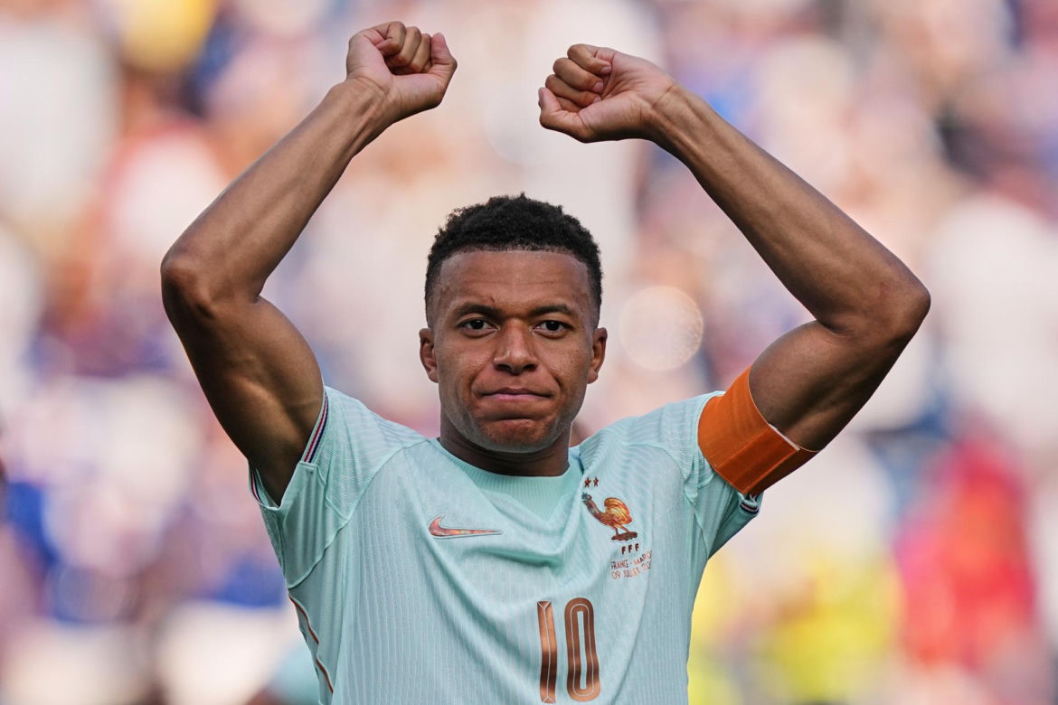 Kylian Mbappe z aktorką Ester Exposito na wakacjach na Sardynii