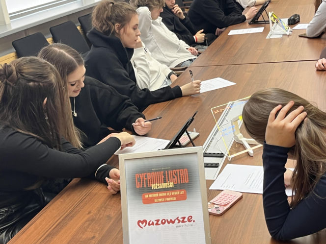 Cyfrowe Lustro Tożsamości