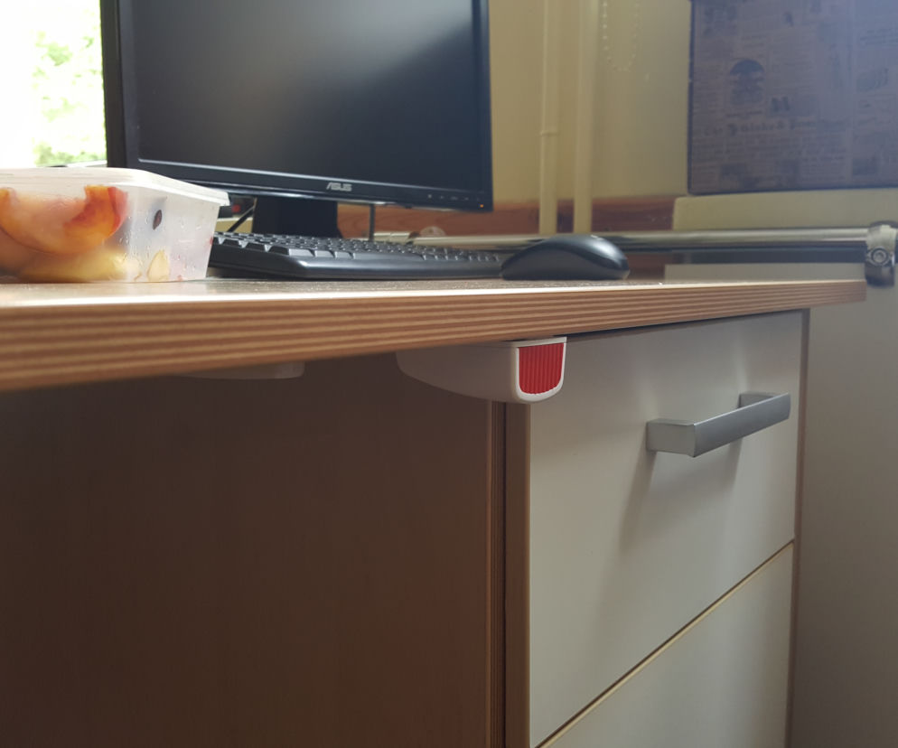 Przyciski pod biurkami nauczycieli