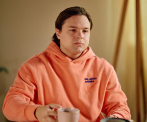 Na Wspólnej, odcinek 4197: Remek rozpoznaje w gościu Igi i Jakuba prostytutkę, która zeznawała na komendzie