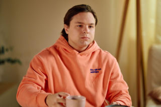 Na Wspólnej, odcinek 4197: Remek rozpoznaje w gościu Igi i Jakuba prostytutkę, która zeznawała na komendzie