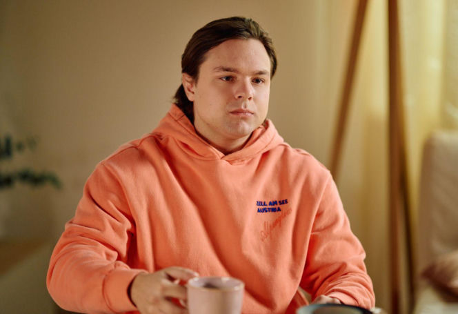 Na Wspólnej, odcinek 4197: Remek rozpoznaje w gościu Igi i Jakuba prostytutkę, która zeznawała na komendzie