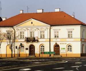 To miasto w woj. łódzkim było kiedyś prywatne. Dziś zachwyca pierwszym murowanym budynkiem