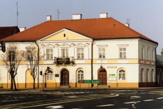 To miasto w woj. łódzkim było kiedyś prywatne. Dziś zachwyca pierwszym murowanym budynkiem