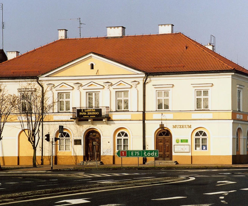To miasto w woj. łódzkim było kiedyś prywatne. Dziś zachwyca pierwszym murowanym budynkiem